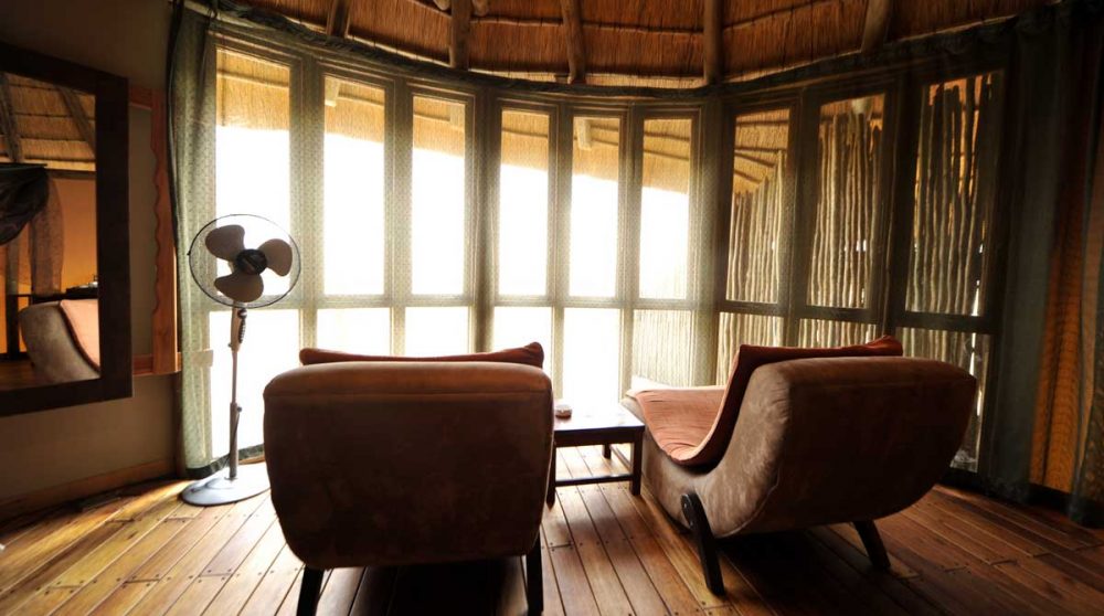 Fauteuils dans une chambre au Sossus Dune Lodge