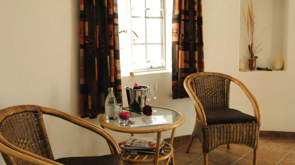 Le coin salon au Tsondab Valley Lodge