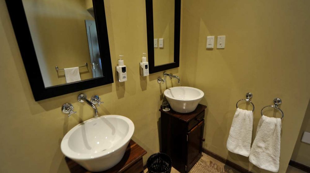 Vasques dans une salle de bains au Villa Verdi