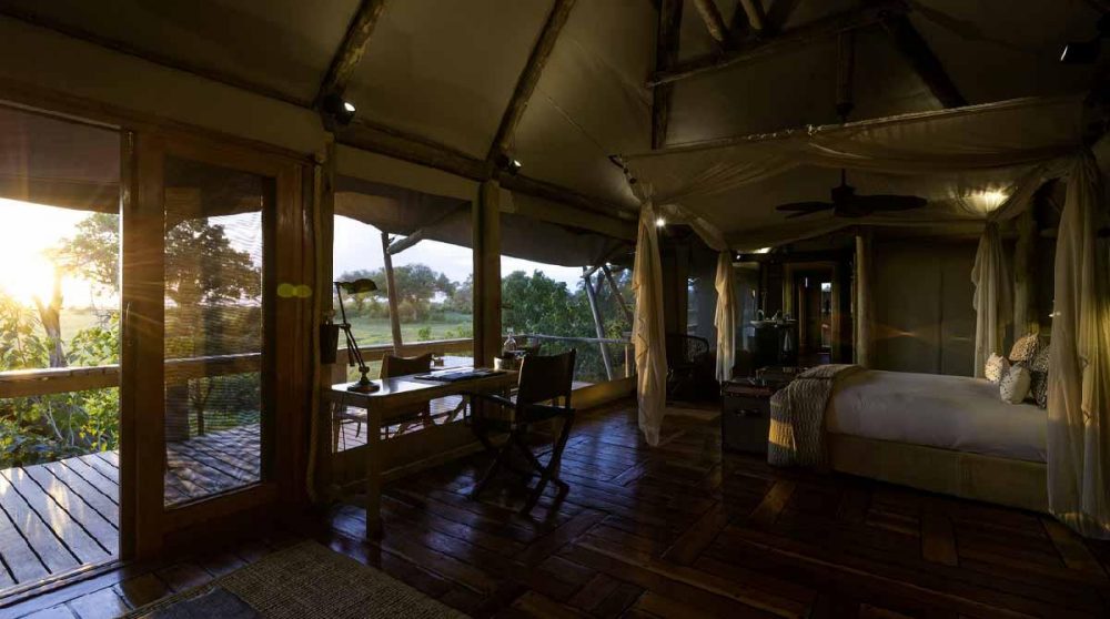 A l'ombre dans l'un des tentes