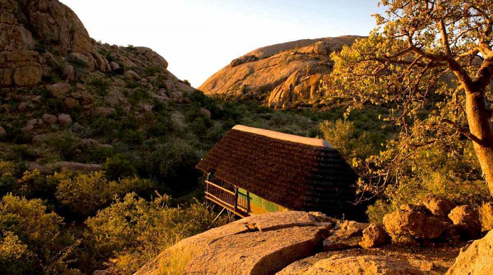 Un lodge face aux montagnes en Namibie