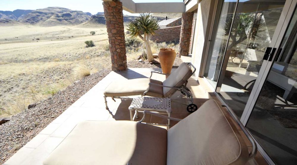 Chaises longues devant une chambre