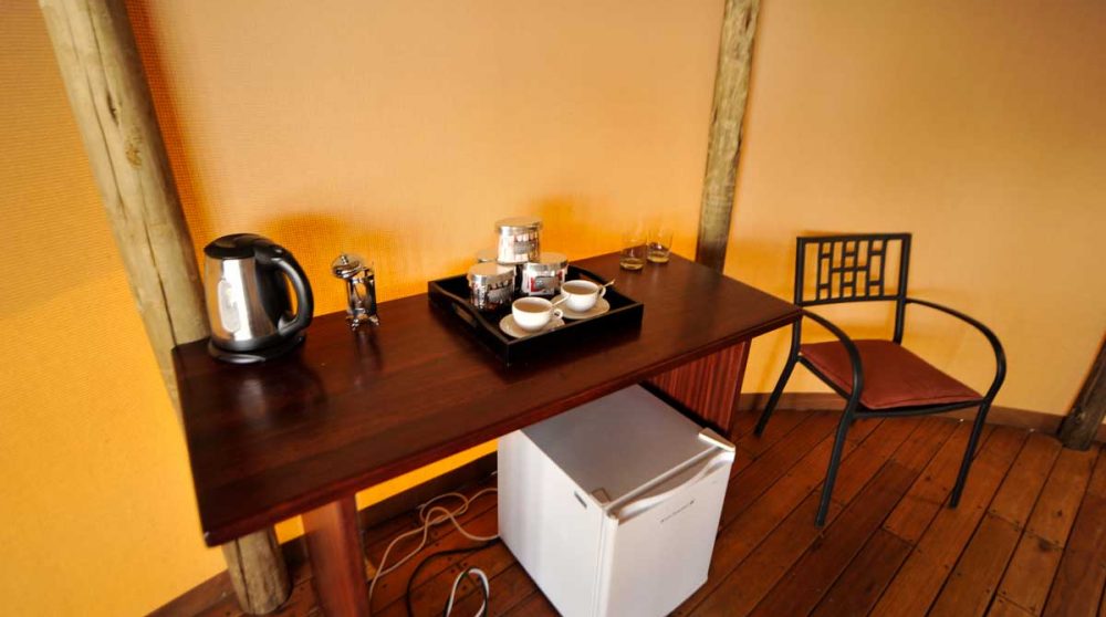 Minibar et bouilloire dans une chambre