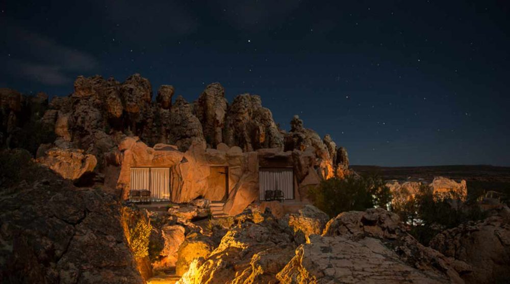 Les Cave Suites la nuit en Afrique du Sud