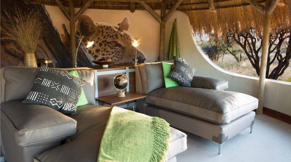 Le lounge attenant à la tente ouvert sur la nature