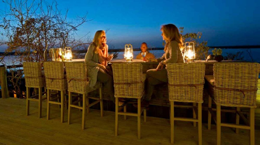 Partager un verre au coucher du soleil