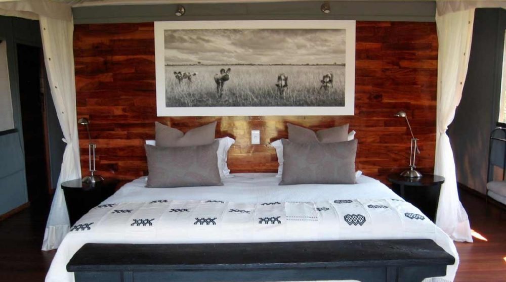 Le lit douillet dans l'une des tentes dans le Delta de l'Okavango