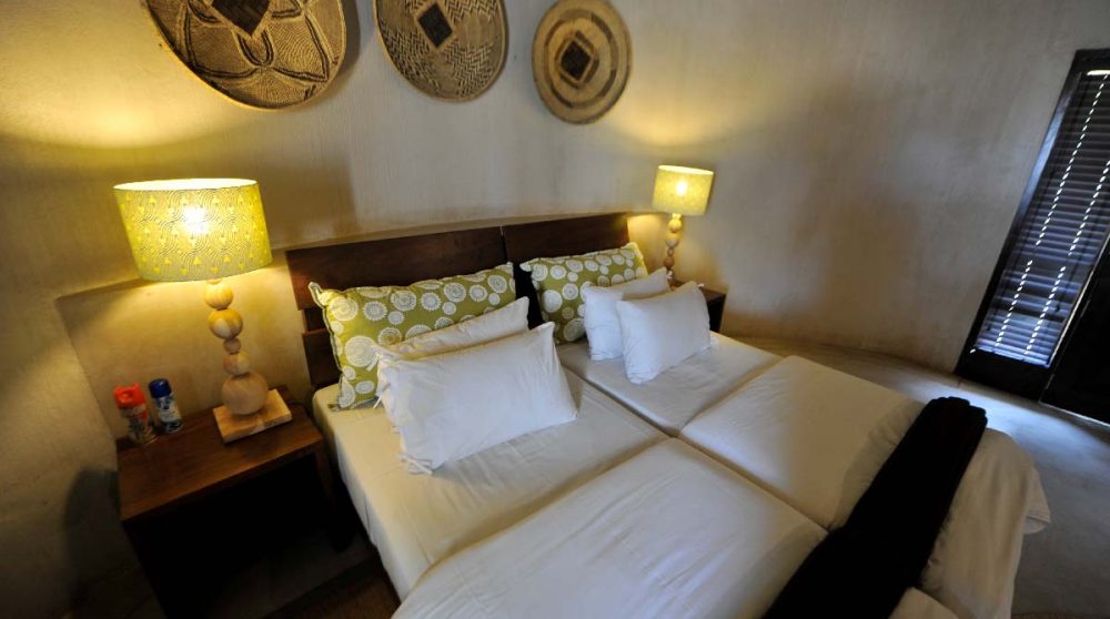 Lit confortable dans un bungalow à Etosha