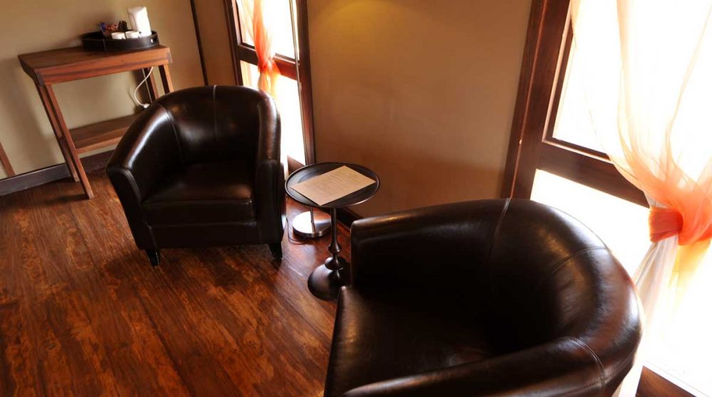 Fauteuils dans une chambre dans le désert du Namib