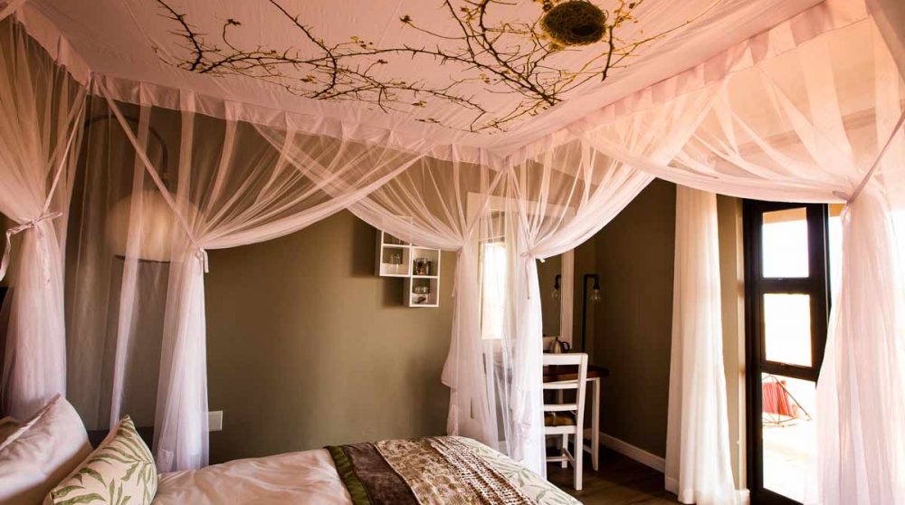 Lit dans un bungalow dans le désert du Kalahari