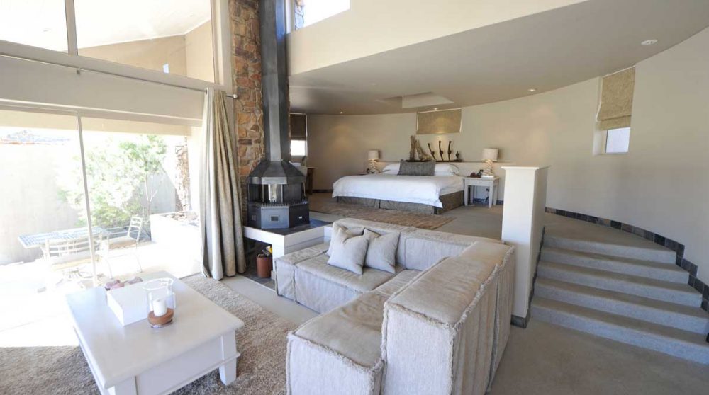 Un salon dans une chambre