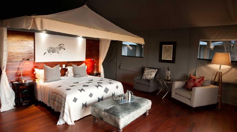 Lumières tamisées dans l'une des tentes