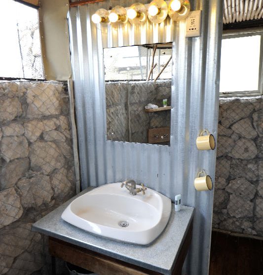 Lavabo à l'Andersson's Camp