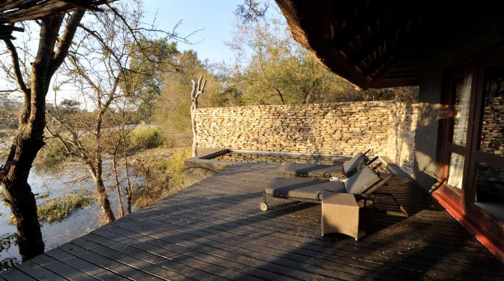 Une terrasse avec des chaises longues au Chitwa Chitwa