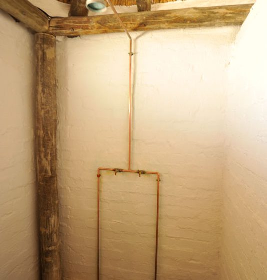 Douche dans une salle de bains du Desert Homestead