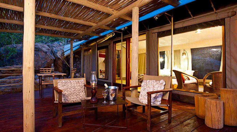 Une chambre la nuit au Erongo Wilderness Lodge