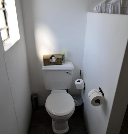 Les toilettes à l'Olive Grove