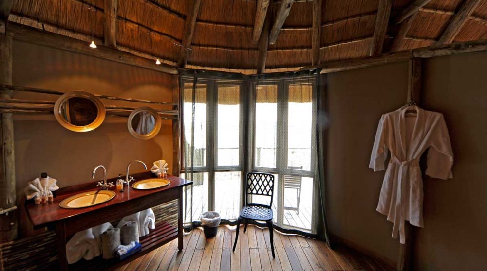 Une salle de bains au Sossus Dune Lodge
