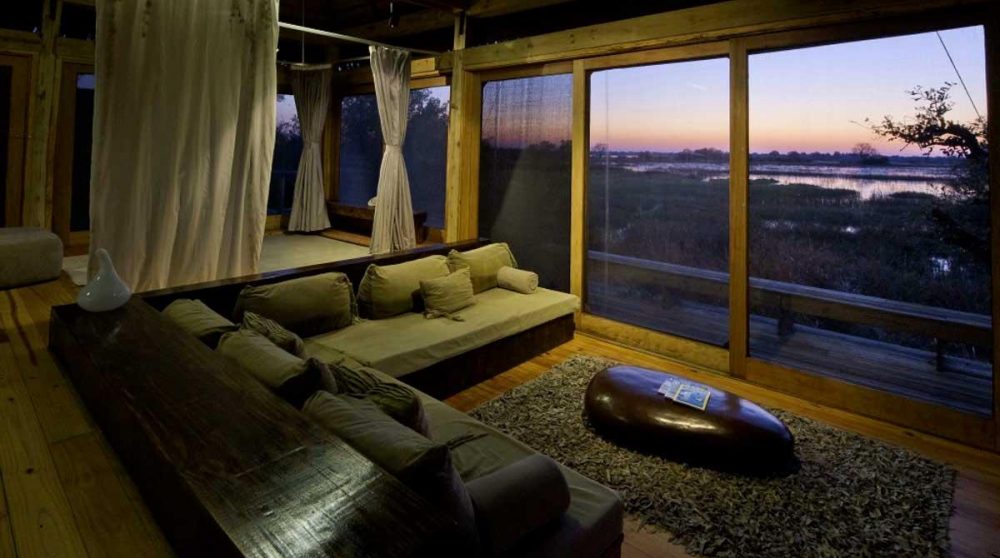 Le salon dans une villa le soir dans le Delta de l'Okavango