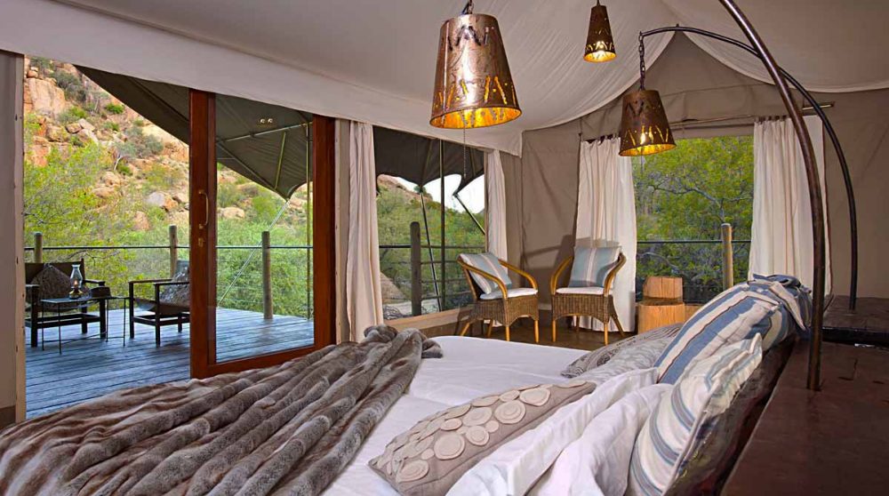 Un lit dans une chambre en Namibie