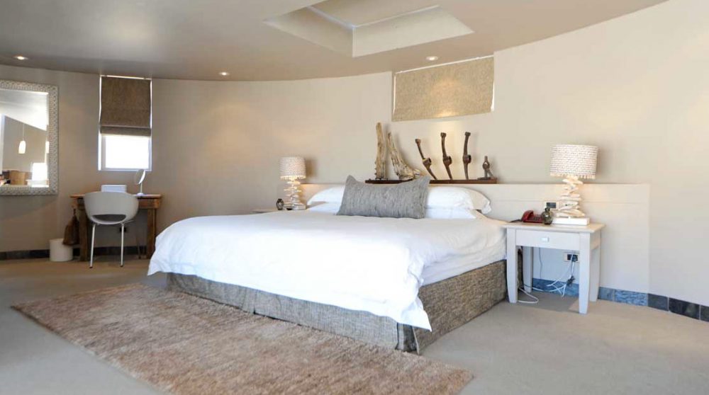 Le lit dans la chambre