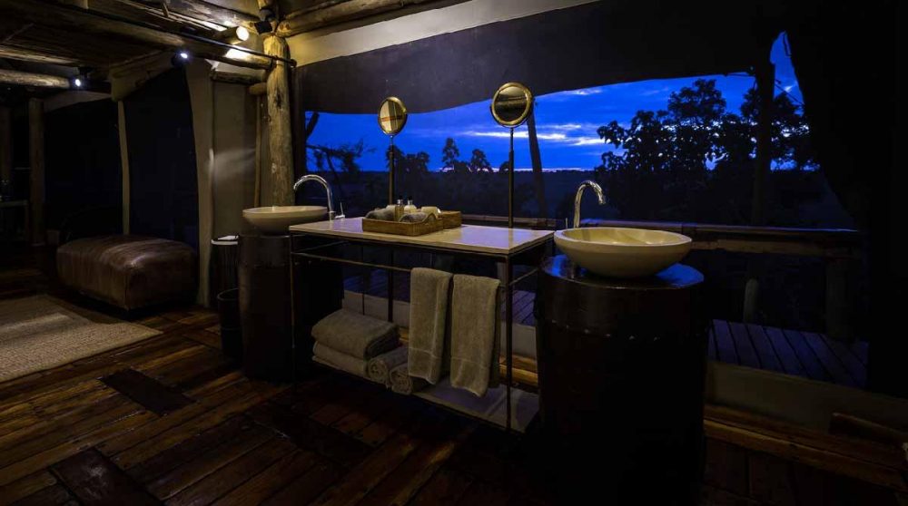 La salle d'eau à la tombée de la nuit dans le Delta de l'Okavango