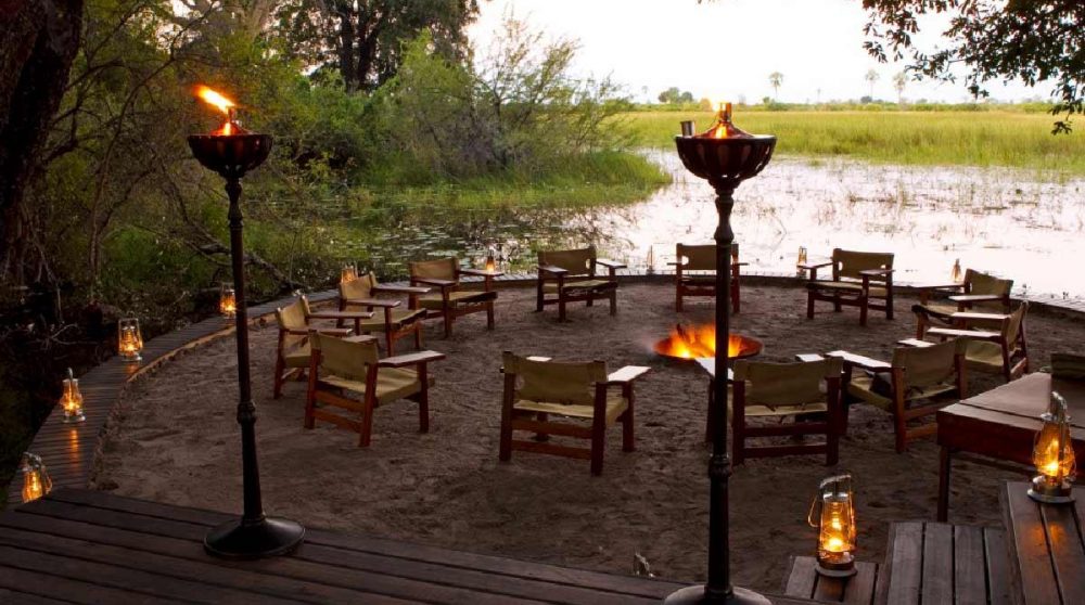 Fauteuils autour d'un feu