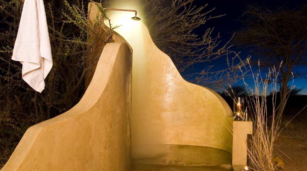 Douche extérieure de la luxury honeymoon junior-suite