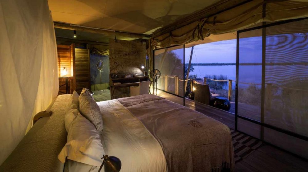 Dans la tente au coucher du soleil