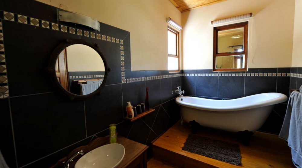 La salle de bains avec baignoire