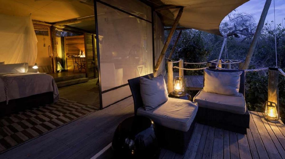 La tente à la tombée de la nuit à DumaTau Camp