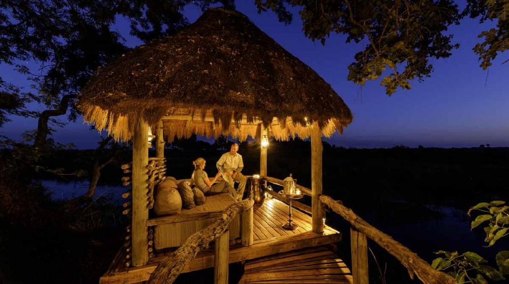 Une petite terrasse sur pilotis au Mombo camp