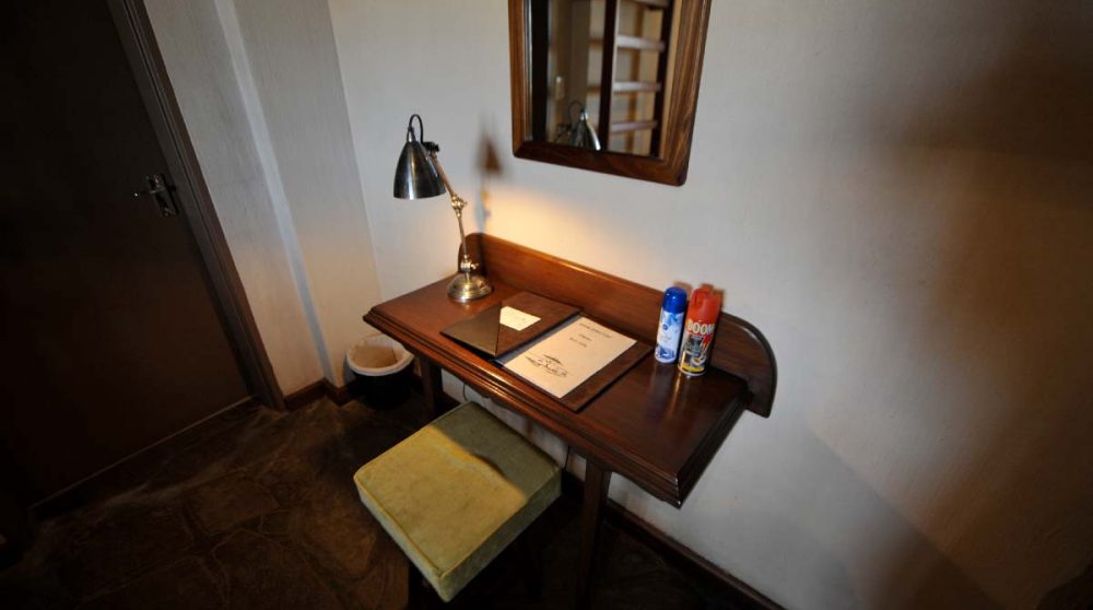 Coin bureau dans une chambre standard à l'Onguma Bush Camp