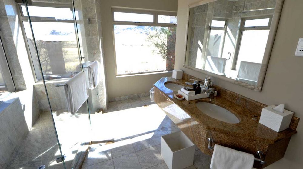Une salle de bains au Sossusvlei Desert Lodge