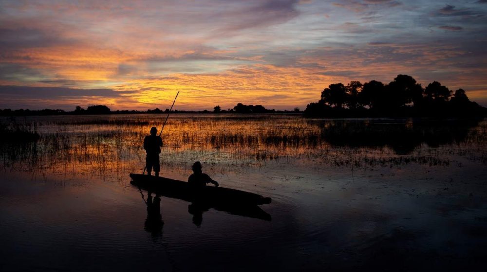 En mokoro à la tombée de la nuit