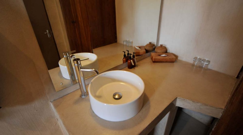 Lavabo dans une salle de bains en Namibie