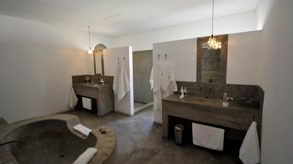 La salle de bains avec sa baignoire en Namibie