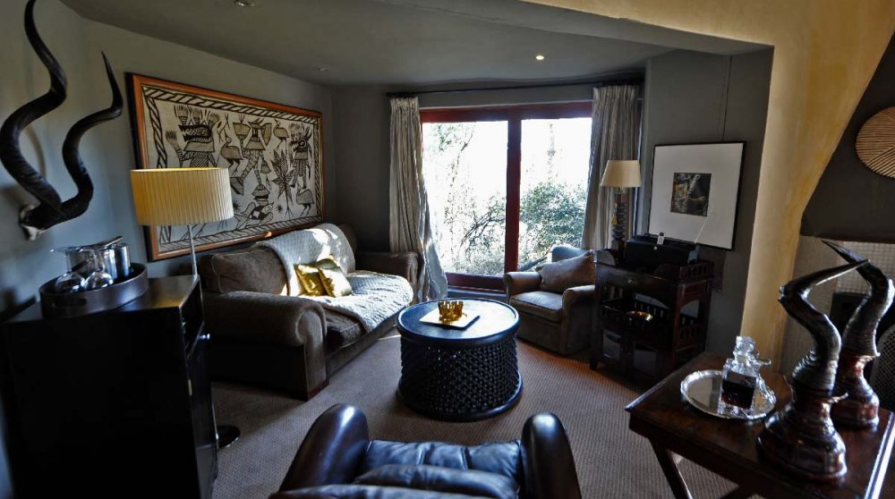 Salon avec vue sur le jardin