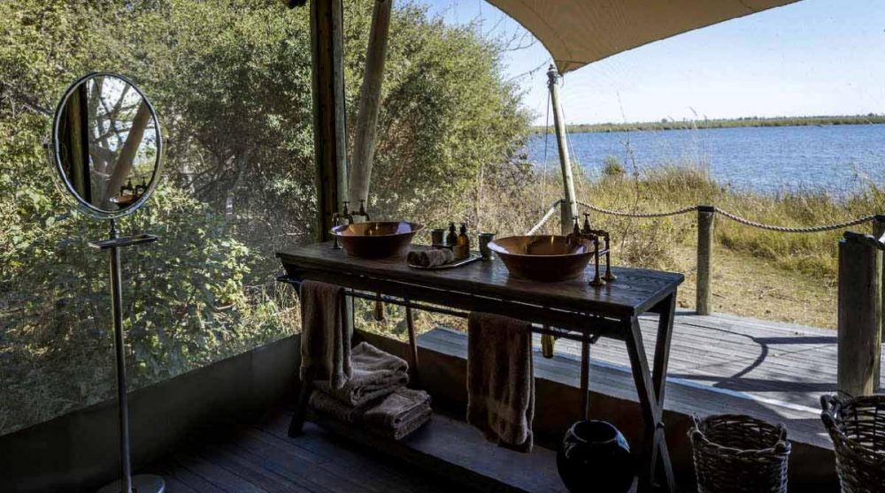 Salle de bains semi-ouverte sur l'extérieur