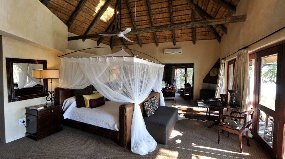 Chambre avec un lit à baldaquin à Sabi Sand