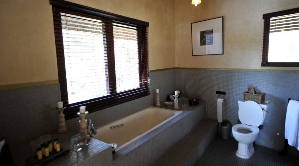 Baignoire dans une salle de bains au Chitwa Chitwa