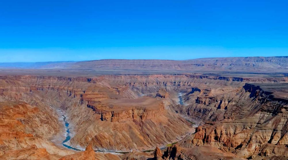 Le canyon avec un ciel dégagé