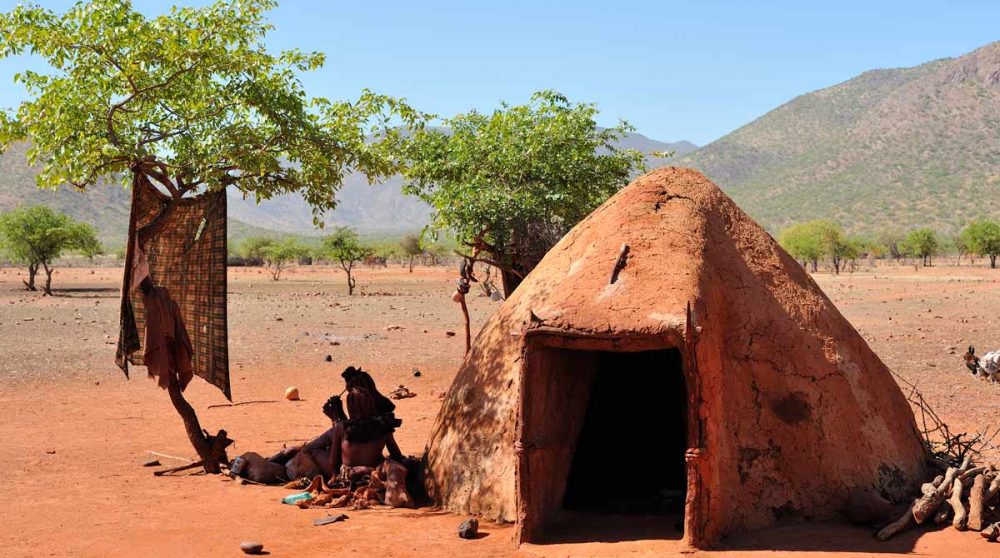 Une maison himba dans le Kaokoland en Namibie