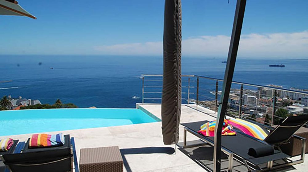 Vue sur la piscine du 52 de Wet