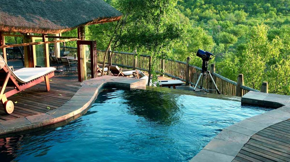 Piscine du Etali Safari Lodge