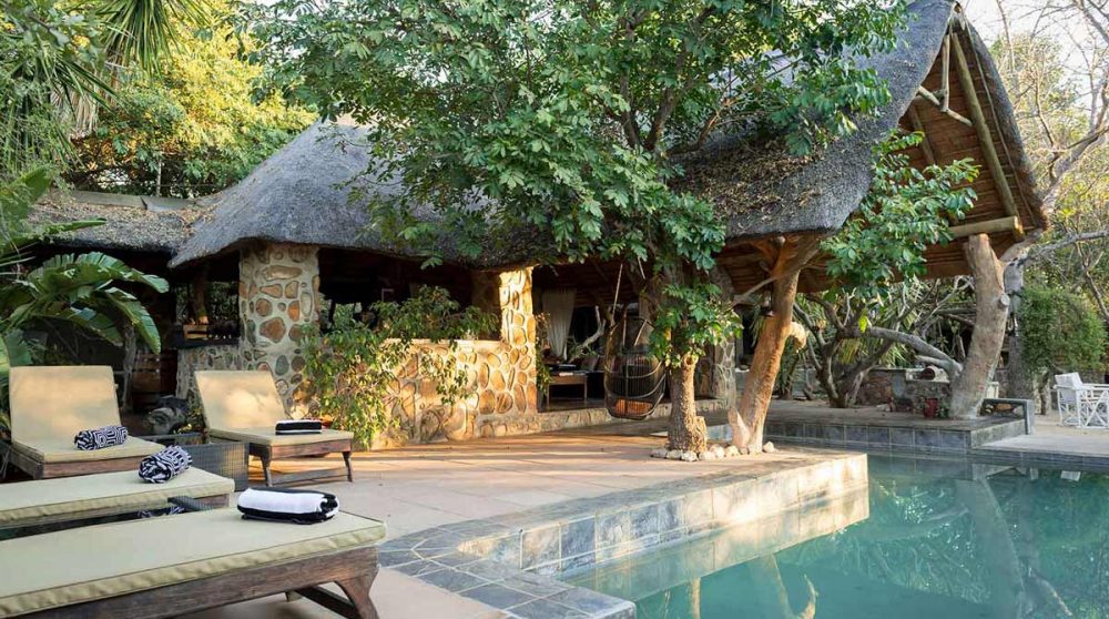 La piscine et les parties communes d'Ezulwini River Lodge