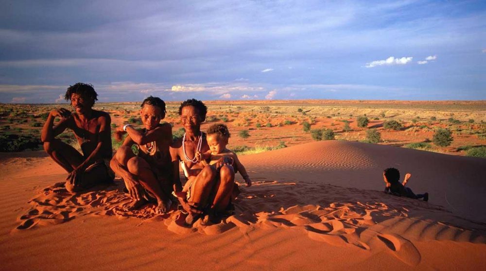 Des bushmen dans le désert du Kalahari