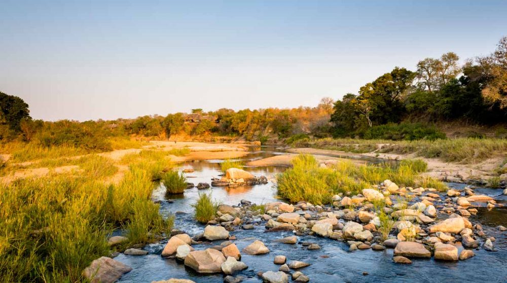 Singita Ebony, au loin, vu depuis la rivière