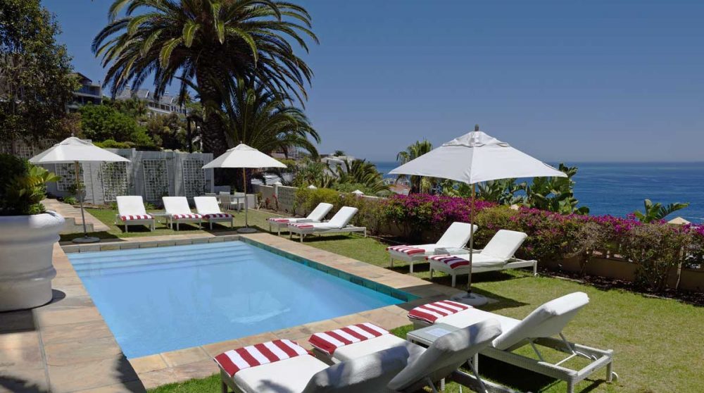 La piscine et le jardin du Clarendon Bantry Bay