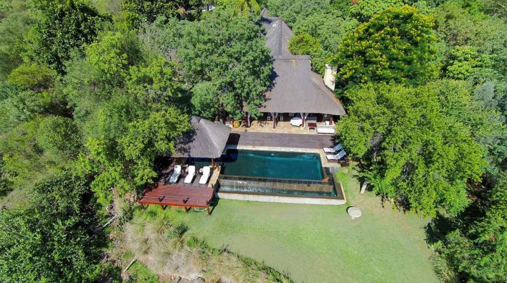 Vue du ciel de la piscine et du bâtiment principal dans le Mpumalanga
